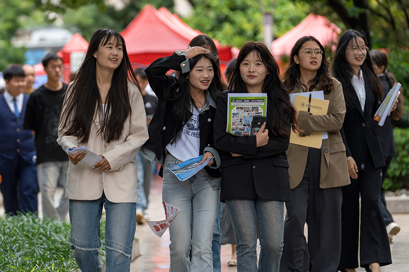 学生赶赴招聘会现场。MK供图